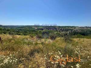 Ono što ovaj plac izdvaja jeste pogled ka naselju Belilo