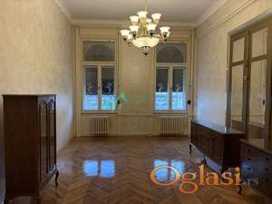 Renoviran salonski stan u strogom centru Novog Sada-retko u ponudi!