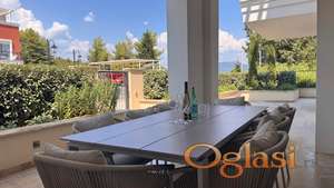 Luštica Bay Centrale | Trosoban stan 102 m² + 56 m² privatnog dvorišta | Bazen | Garaža | Pet plaža u naselju