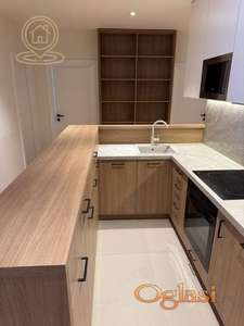 Izdaje se stan na Crvenom Krstu, 90m² sa 3 spavaće sobe i dve garaže – Useljiv odmah!