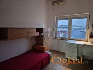 Troiposoban stan 64m2, Crveni Pevac