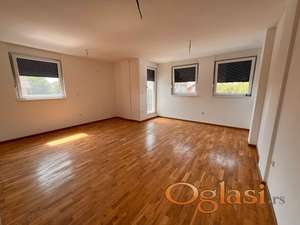 Prodaje se komforan stan sa parking mestom, Veternička rampa