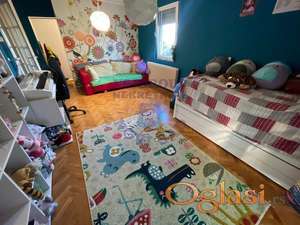 Na jednoj od najlepših i najmirnijih lokacija na Adicama je ova odlična kuća.