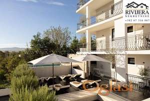 Moderan dvosoban stan sa velikom terasom Tivat