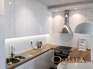 LUKSUZNO OPREMLJEN TROSOBAN STAN U SAJAM KOMPLEKSU, BRANKA BAJIĆA