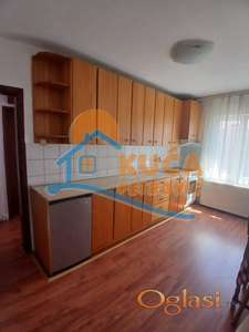 Izdaje se dvosoban stan u kući, u Cetinjskoj ulici, 68m2