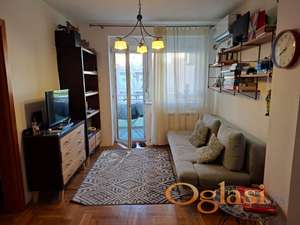 Izdaje se komforan dvoiposoban stan na Grbavici – odlična lokacija!