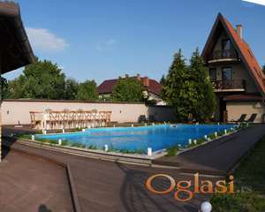 Banstol, LUX vikendica sa bazenom, HITNO!
