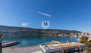 Herceg Novi- Topla,komforan trosoban stan na samoj obali mora površine 128m2.
