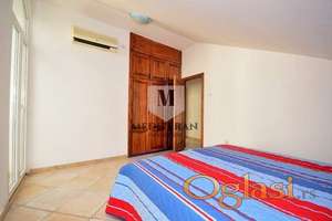 Herceg Novi- Topla,komforan trosoban stan na samoj obali mora površine 128m2.