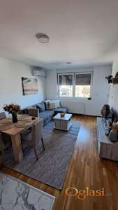 Moderan, namešten jednoiposoban stan u novogradnji