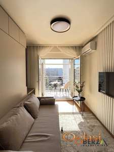  PRELEPA NOVA GARSONJERA SA GARAŽNIM MESTOM U CENTRU 