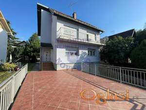 Odlicna spratna kuca u Bockama!