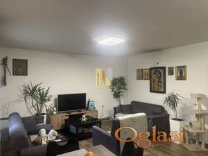 Kuća na glavnom putu - Jazak Prnjavor