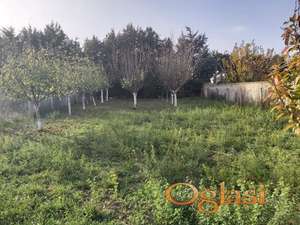 Izdaje se ograđen, ravan plac površine 420 m² Klise u blizini autoputa