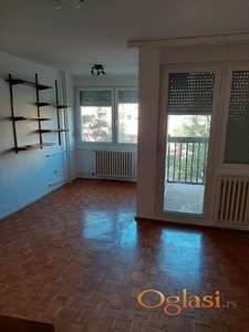 Vlasnik izdaje jednoiposoban polunamešten stan na Limanu 4. 50m2