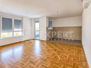 Izdaje se odličan poslovni prostor na Panteleju, 52m2