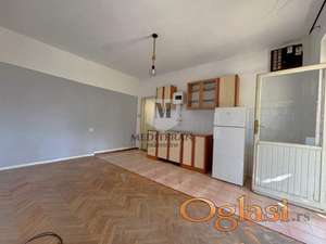 Herceg Novi - jednosoban stan površine 32m2 + terasa od 37m2 u neposrednoj blizini centra starog grada.