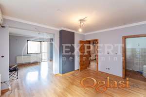 Renoviran  trosobni  stan  u  centru, II  sprat, 103 m2  plus  dodatni  prostor  u  suterenu  i  na  tavanu