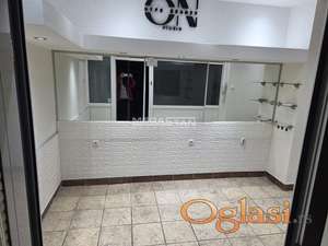 Crveni krst, renoviran, prazan, sa izlogom