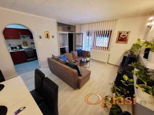 Kompletno namešten trosoban stan sa dva parking mesta i dvorištem