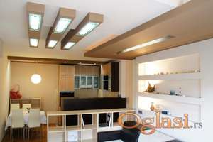 Luksuzan dvoiposoban stan sa walk-in garderoberom, terasom i parking mestom – mirna zona blizu centra