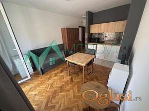 Centar kod Futoške Pijace, renovirana garsonjera 21 m2 
