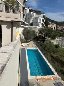 Prodajem studio u zgradi s bazenom u Tivtu - povoljno