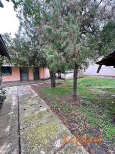 PERLEZ, KUĆA SA POMOĆNIM OBJEKTIMA 134m2 HITNO!