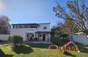 <p>UKNJIŽENA KUĆA NA PLACU 600M2, PETROVARADIN