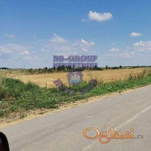 Odlično pozicioniran plac, ravan, sa dobrom površinom, uknjižen.