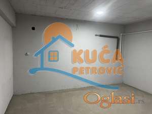 Izdaje se garažno mesto na Panteleju, 26m2