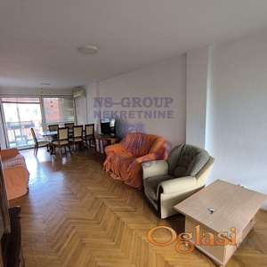 Izdaje se lep, trosoban stan na Bulevaru oslobođenja.