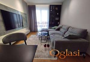 Vrhusnki dvosoban stan na Bulevaru Evrope !