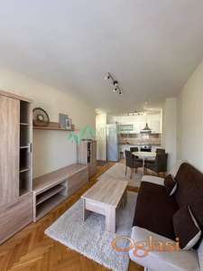 Novi Sad, Cara Dušana - Kompletno opremljen stan na odličnoj lokaciji!