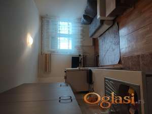 Izdaje se garsonjera. Zgrada novija, ima lift, namešten, a može i vaše stvari. Sveže okrečen i sredjen