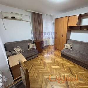 Izdaje se komforna garsonjera površine 34m², smeštena na odličnoj lokaciji nedaleko od centra