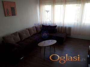 Izdaje se dvosoban, kompletno namešten stan površine 63 m², koji se nalazi na četvrtom spratu stambene zgrade sa liftom.