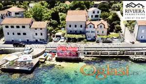 Na prodaju kuća u Kostanjici Boka Kotorska na prvoj liniji do mora sa svojom pontom