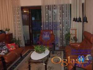 Porodična spratna kuća u Veterniku!