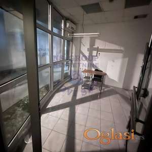 Izdaje se ulični višenamenski lokal površine 12m² u samom centru grada, na izuzetno prometnoj i atraktivnoj lokaciji.