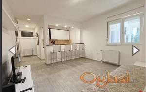 Na atraktivnoj lokaciji na Bulevaru izdaje se garsonjera površine 32m².