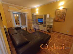 555946-  Komforan dvosoban, kompletno namešten stan u centru grada.