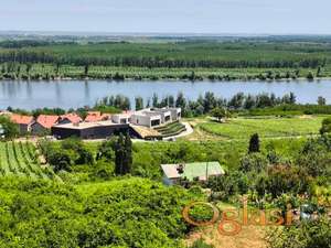 Građevinski plac u novom delu Sremskih Karlovaca sa prelepim, otvorenim pogledom na Dunav i okolinu.