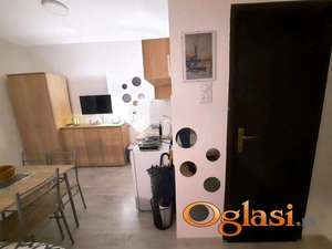 NAMEŠTENA GARSONJERA U CENTRU-ŠAFARIKOVA ULICA-250 EVRA