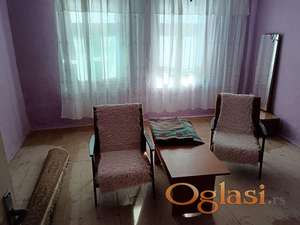 Prodaje se kuća starije gradnje u Banoštoru, u centru sela.