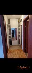 Izdajem novi moderno namešten stan 100m od centra grada