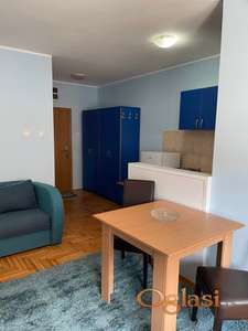 Potpuno namestena garsonjera na Bulevaru Evrope