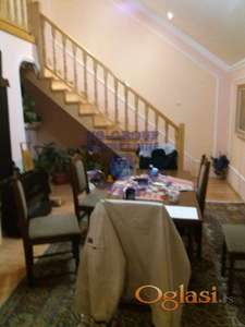 Lepa, samostalna kuća sa tri odvojene jedinice.