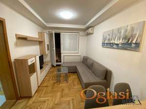 KOMPLETNO NAMEŠTEN JEDNOIPOSOBAN STAN U CENTRU